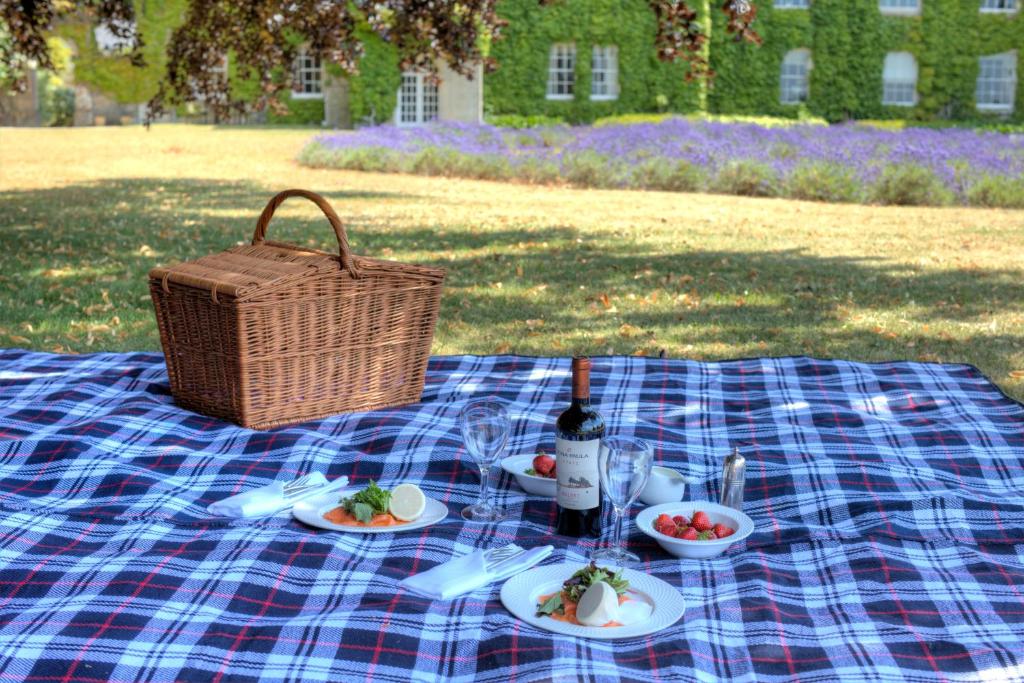 lucknam-park-hotel-spa-hotels-bath-7 Lucknam Park Hotel Picnic