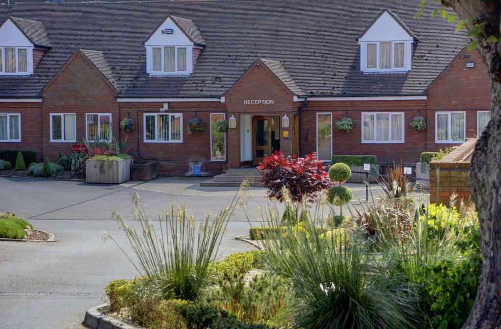 best-western-plus-windmill-village-hotel-spa-hotels-midlands-4 Best Western Plus Windmill Village Hotel Building