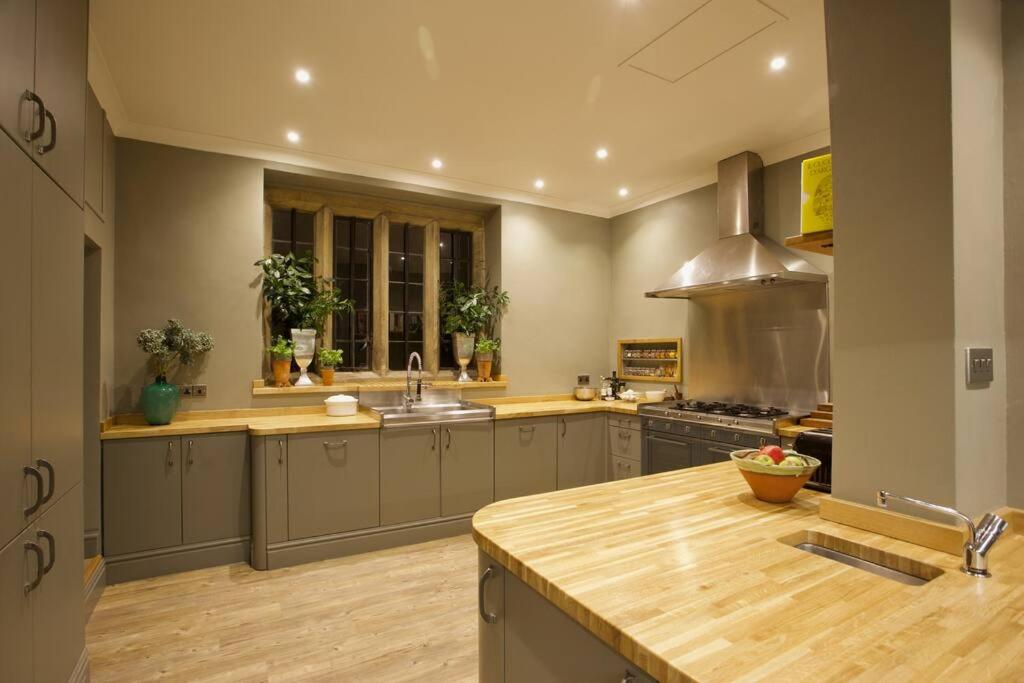 historic-elizabethan-manor-in-south-somerset-spa-hotels-somerset-4 Historic Elizabethan Manor in South Somerset Kitchen