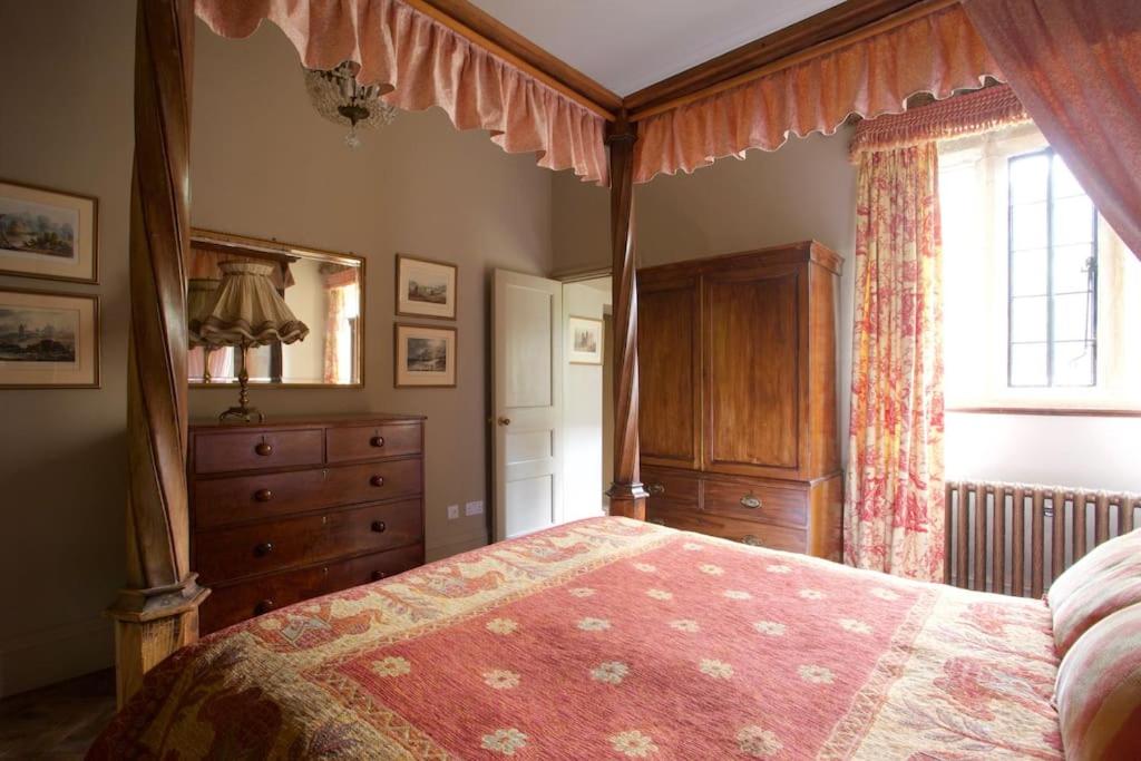 historic-elizabethan-manor-in-south-somerset-spa-hotels-somerset-5 Historic Elizabethan Manor in South Somerset Room